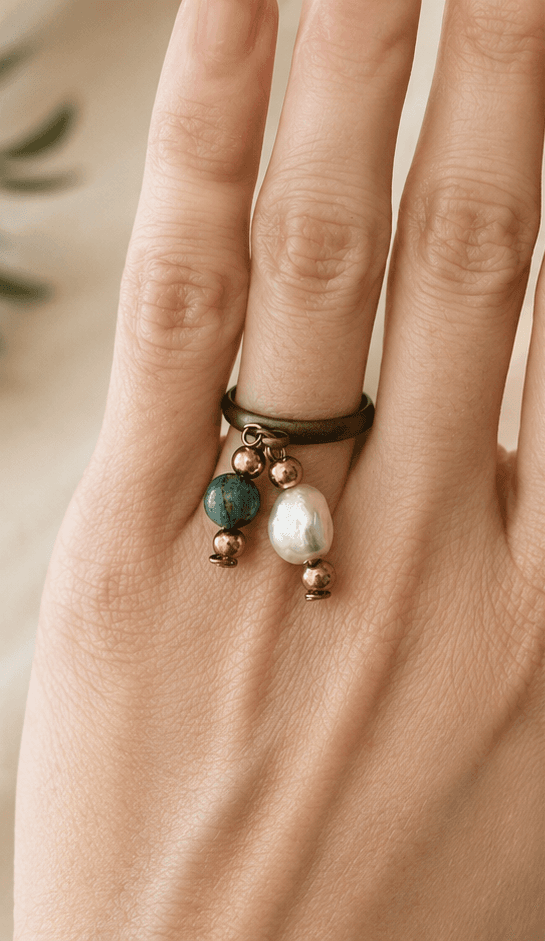 Bague POPPY délicate avec pierre verte et perle