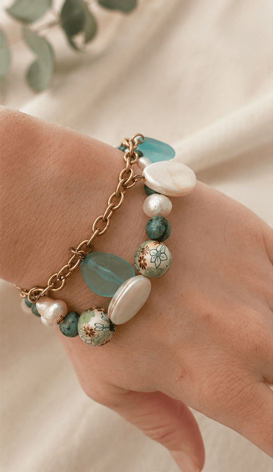 Bracelet POPPY composé de perles baroques, pierres aqua, éléments dorés et chaîne épaisse